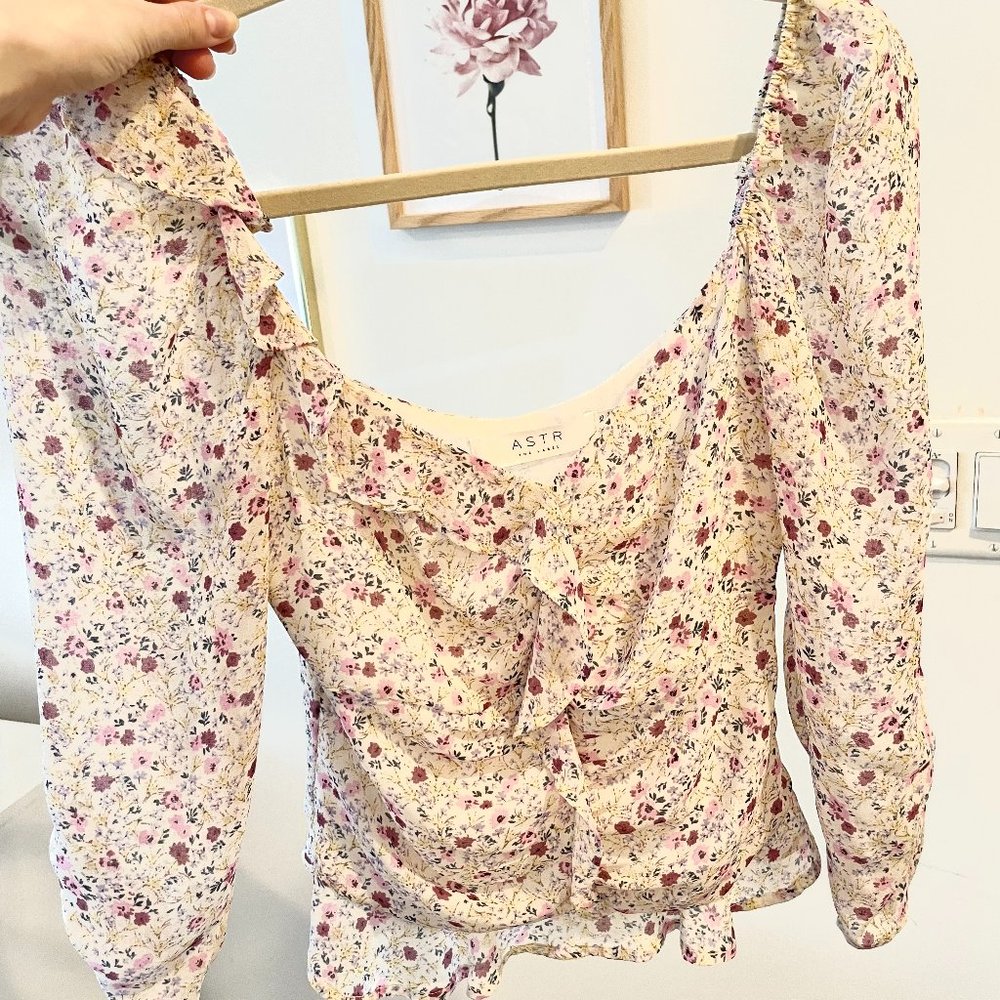 ASTR Floral Ruffle Blouse - Picture 4 of 10